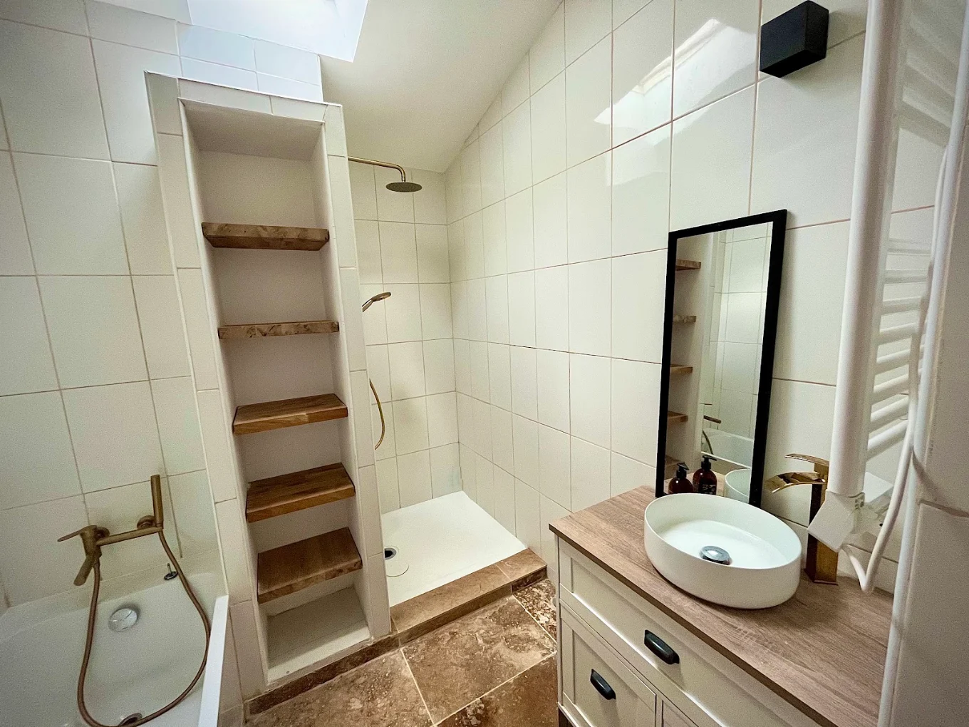 Douche à l'italienne carrelée avec paroi vitrée et robinetterie encastrée