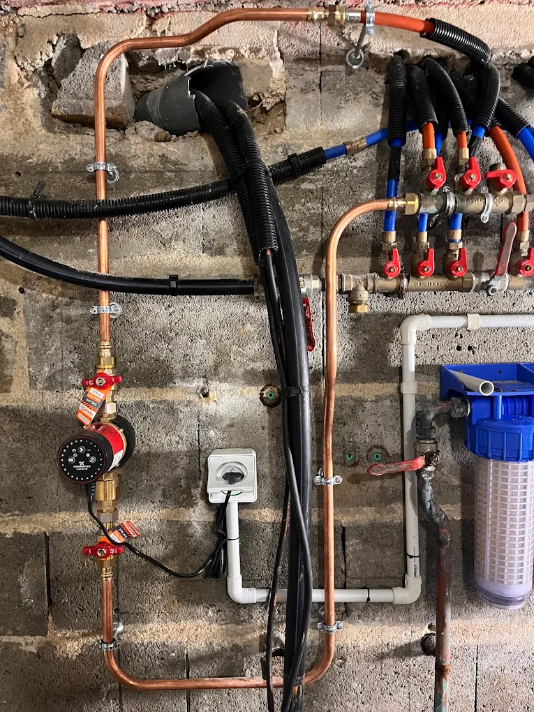 Collecteur hydraulique, circulateur et filtration d'un circuit de pompe à chaleur