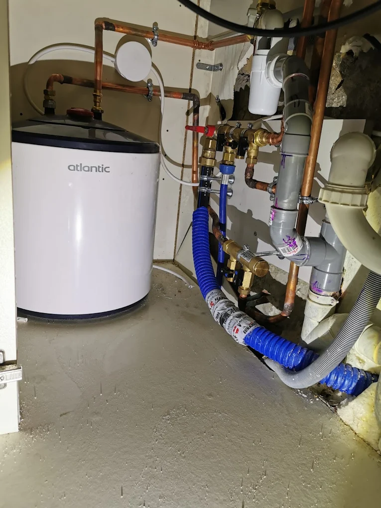 Chauffe-eau installé et raccordé dans un local technique