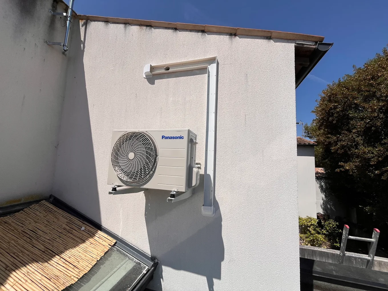 Groupe extérieur de climatisation fixé sur consoles murales en façade