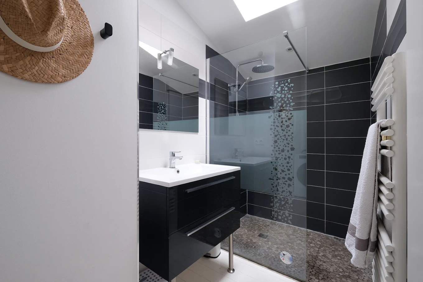 Salle d'eau rénovée avec receveur extra-plat et carrelage sombre