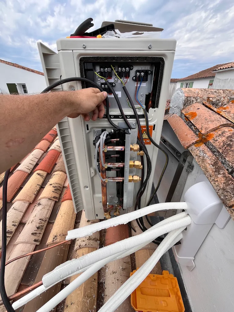 Raccordement électrique et frigorifique d'un groupe extérieur de climatisation ouvert en toiture