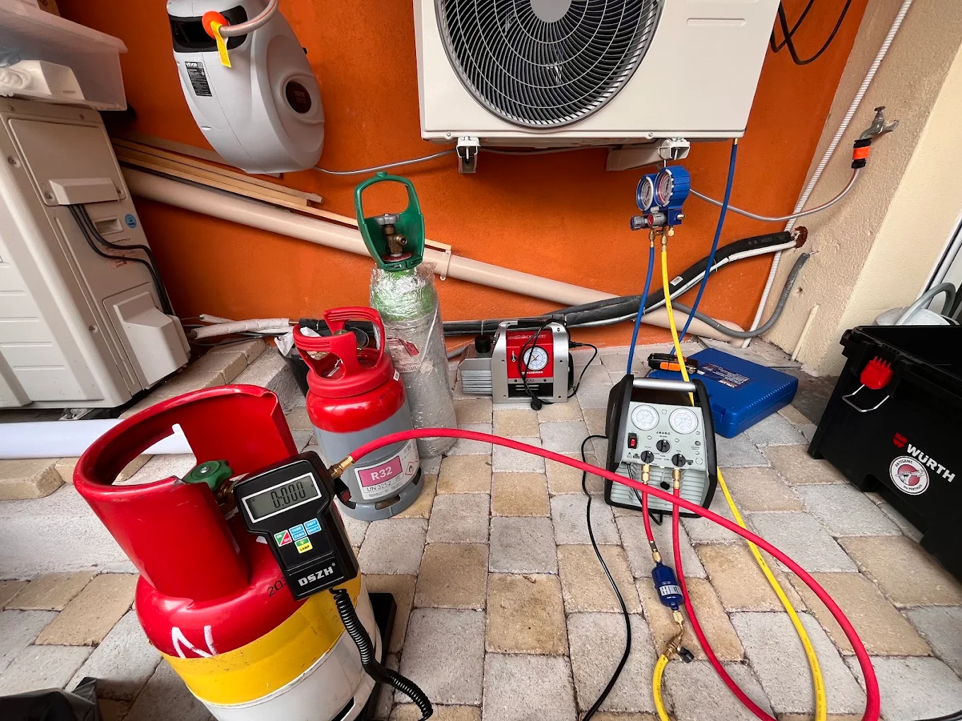 Mise en service d'une climatisation avec bouteille de fluide R32, balance électronique, pompe à vide et manifold